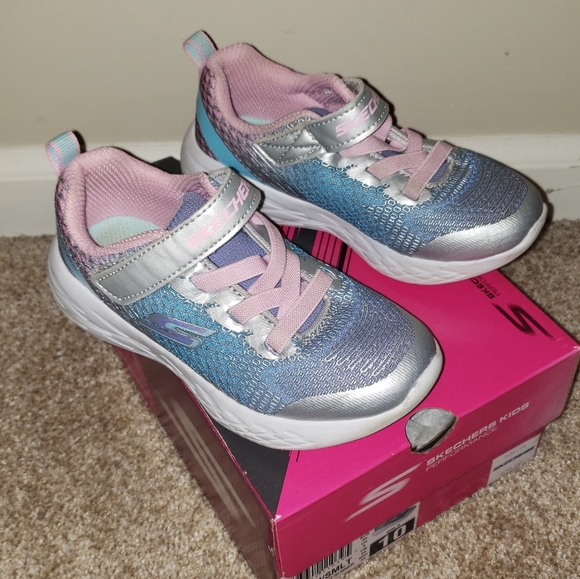 girls sketchers sneakers